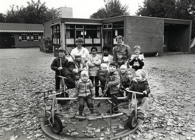 404503 Afbeelding van enkele kinderen en twee 'overblijfmoeders' (rechts Ria Dekkers van de Stichting Overblijfcentra ...